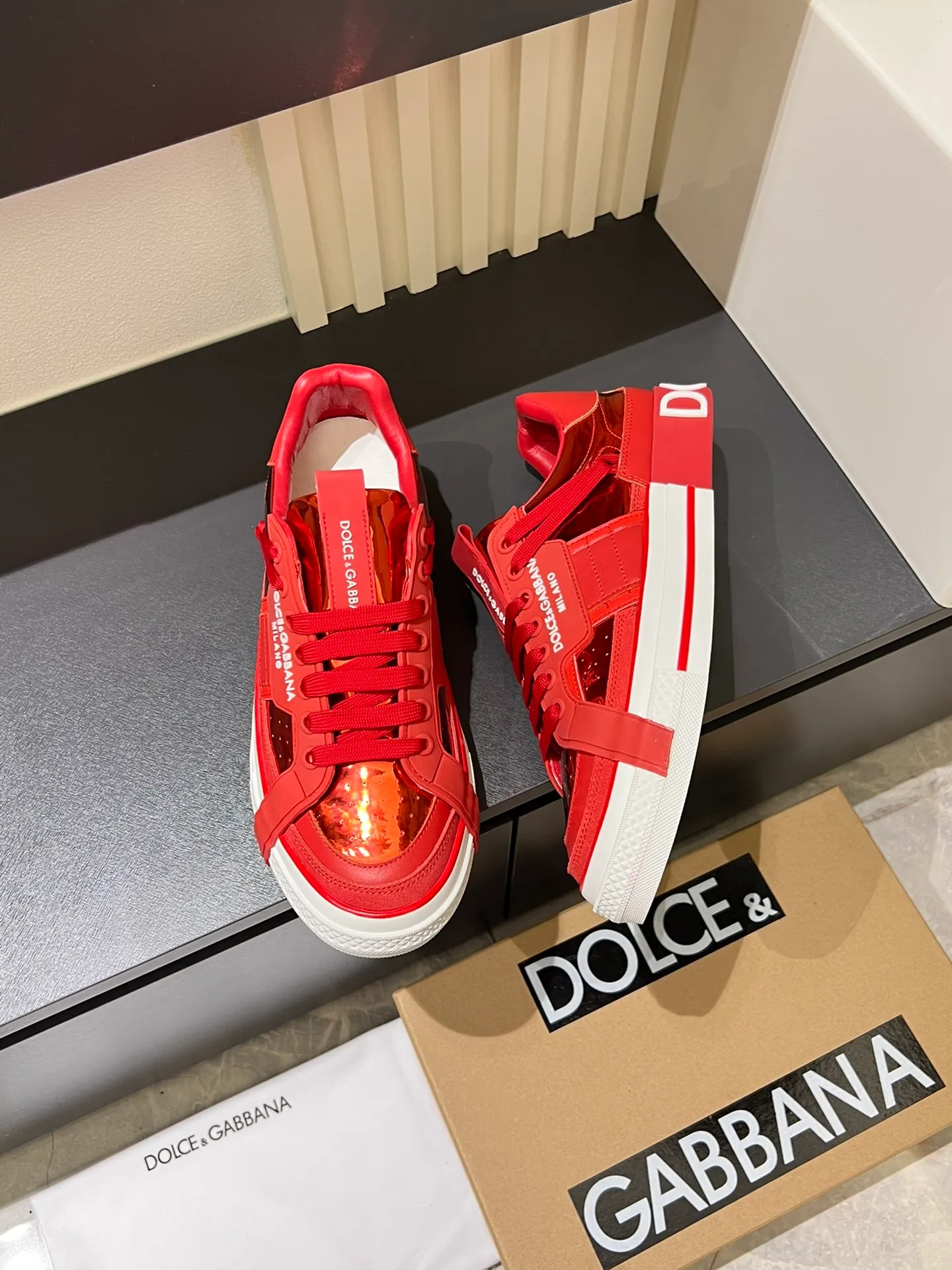 p480 Original order Couple model DG's new Custom 2.Zero sneakers combine the characteristic elements of the brand's two classic series, combining the simple and elegant silhouette of Portofino with the urban and capable attitude of Miami. Calfskin upper with contrasting details, micro-injection rubber logo on the side, laminated Dauphine leather heel, sheepskin lining, original outsole Size: Women's 35-40 (34, 41 can be ordered), Men's 38-44 (45, 46 can be customized)